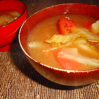 セロリとトマトとしめじの味噌スープ